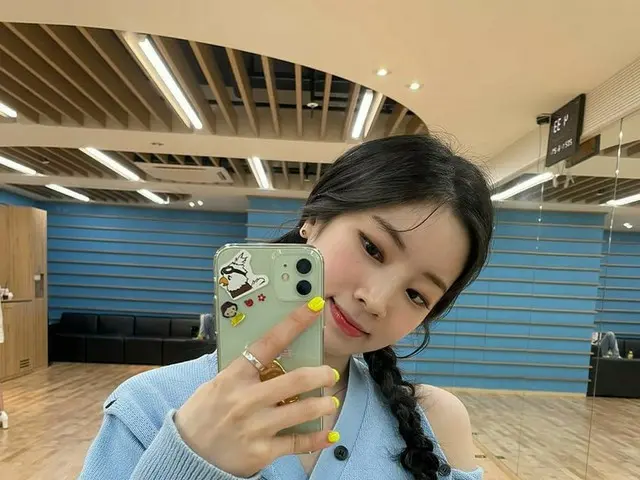 「TWICE」ダヒョン、三つ編みでハツラツとしたかわいい魅力発散