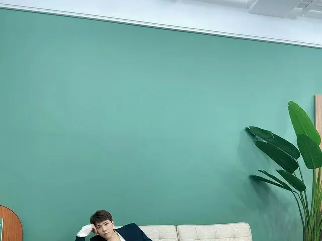 「FTISLAND」イ・ホンギ、スーツ姿で長い脚を誇る