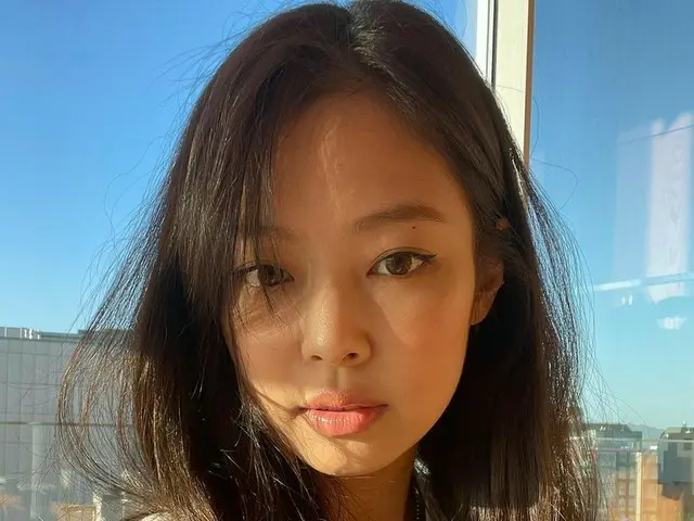 「BLACKPINK」ジェニー、セルフメイクでもまるでグラビア