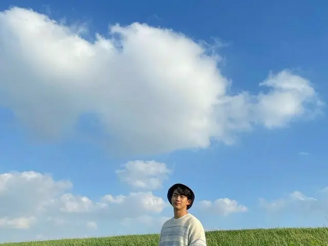 「2PM」テギョン、青空の下で爽やかなビジュアル“水曜日、テギョン見て頑張って”