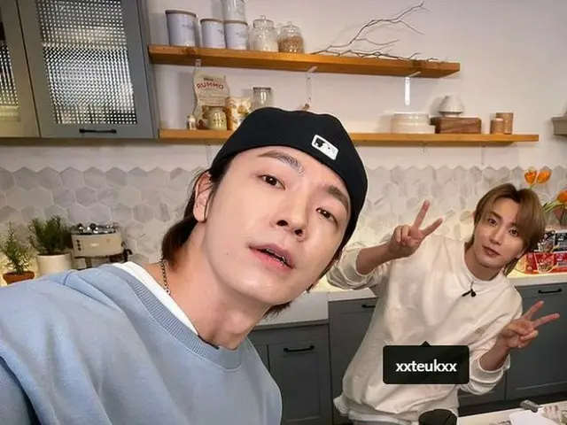 「SUPER JUNIOR」ドンへ、メンバーイトゥクの誕生日を2ショットで祝う