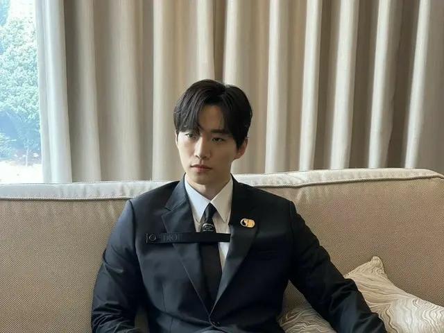 「2PM」ジュノ、ハイブランドのスーツに身を固め“脚の長さアンドロメダ”