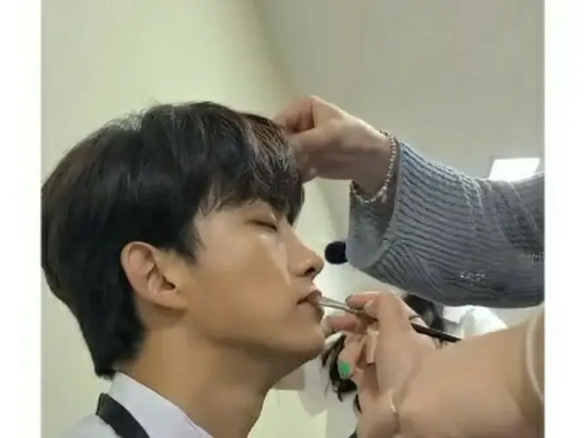 「2PM」テギョン、「ミューバン」準備中…思わず見とれる横顔（動画あり）