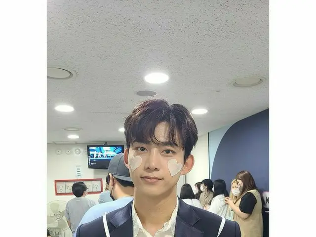 「2PM」テギョン、ほっぺにハートをつけて「人気歌謡」認証ショット♥