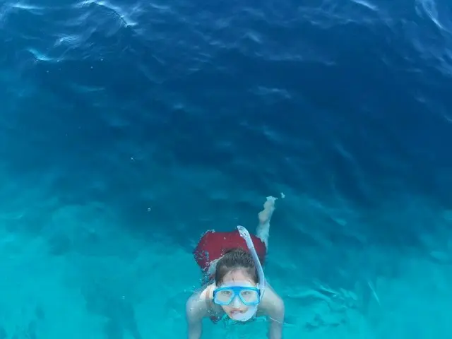 「f(x)」クリスタル、まるで人魚姫のよう…青い海に真っ赤なビキニがよく似合う