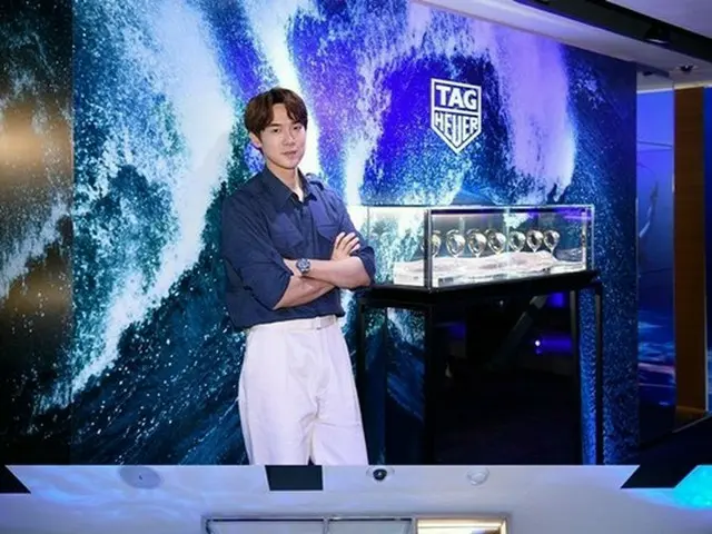 俳優ユ・ヨンソク、パーフェクトはシャツコーデ…決め手は広い肩