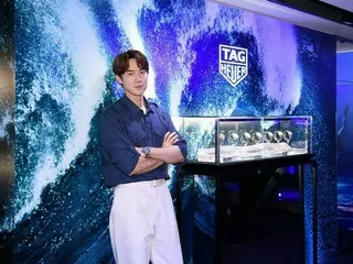 俳優ユ・ヨンソク、広い肩幅で完璧なシャツ姿