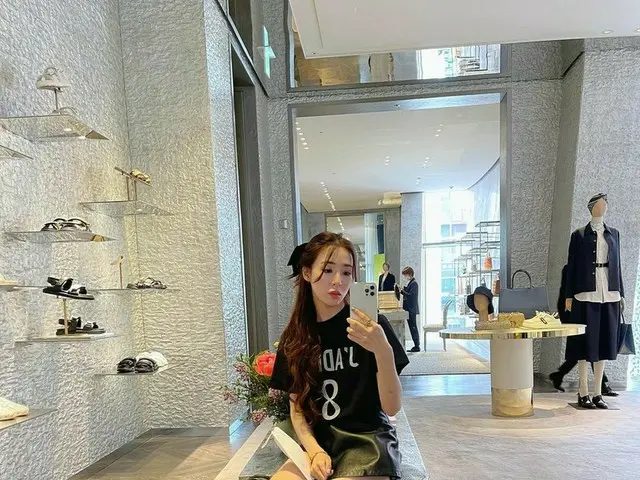 「少女時代」ティファニー、ラブリーで人形のような美脚に視線釘付け