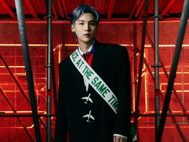 「BTS（防弾少年団）」SUGA、ブラックスーツでゴージャスなカリスマ