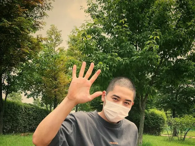 “本日軍入隊”キム・ドンジュン（ZE:A）、坊主頭を初公開…明るい笑顔で“いってきます”