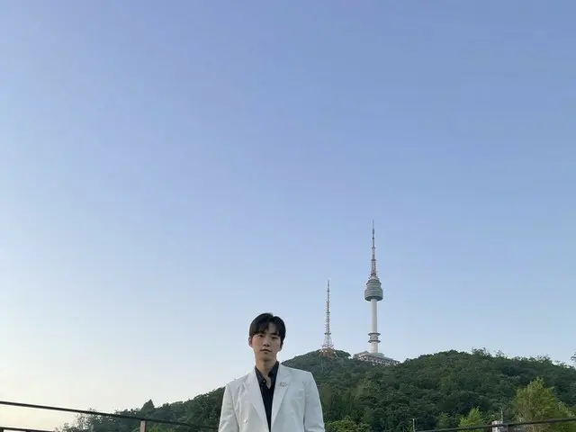 「2PM」ジュノ、Nソウルタワーをバックに素敵なスーツ姿