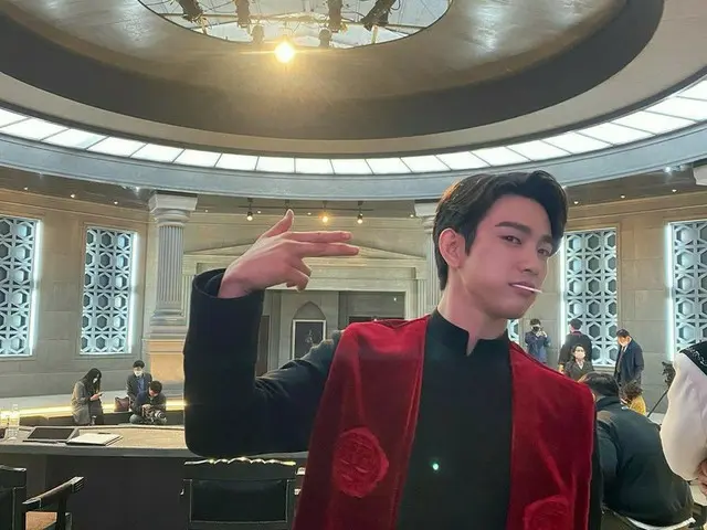 「GOT7」ジニョン、法服着て飴をくわえてヒップなポーズ