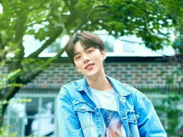 「MONSTA X」ミニョク、少年のような爽やかな魅力…デニム・オン・デニムもよく似合う