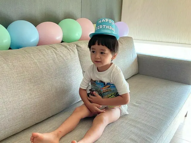 ベントレーくん、朝早起きしてお兄ちゃんウイリアムくんの誕生日を準備
