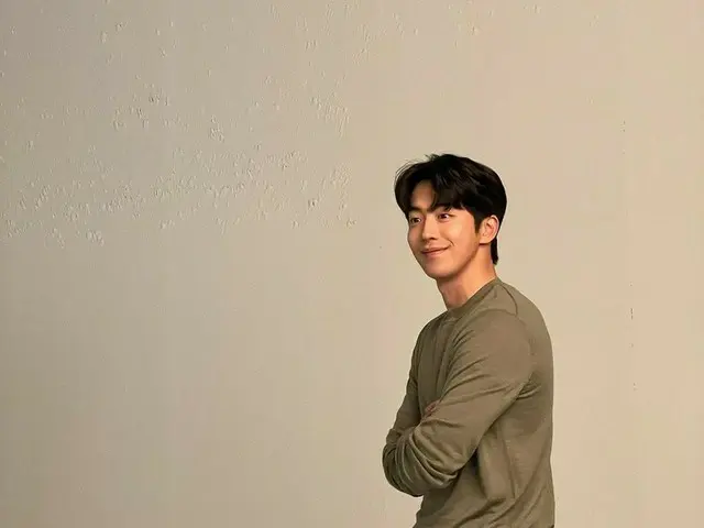 俳優ナム・ジュヒョク、きょうも素敵なキラースマイル…広告撮影現場ビハインドカット公開