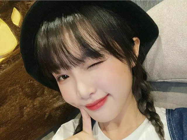 「IZ*ONE」出身チェ・イェナ、キュートなウインクで魅了…愛嬌の天才