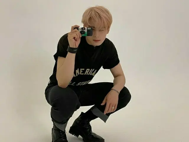 「ASTRO」チャ・ウヌ、カメラを手に決めポーズ…近況ショットもビジュアル抜群