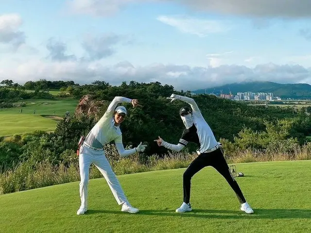 「SUPER JUNIOR」イトゥク、イ・ジフンとのツーショットを公開して結婚式の司会を務めることを伝える