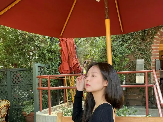 「BLACKPINK」ジェニー、反転衣装でキューティセクシーな魅力