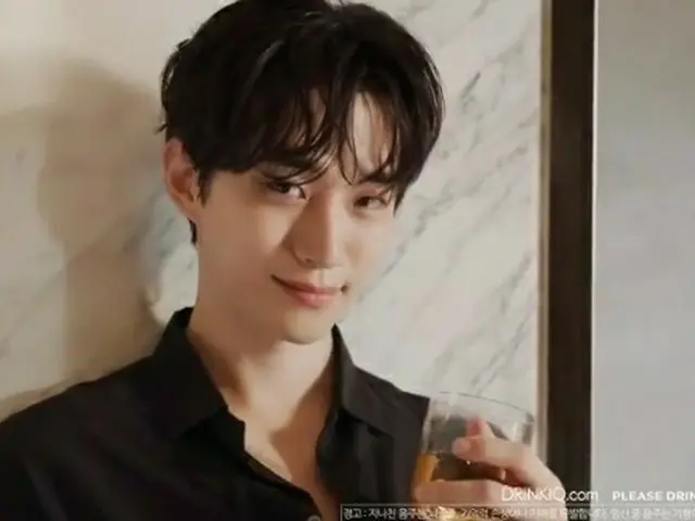 「2PM」ジュノ、ウイスキーを片手に大人の魅力（動画あり）