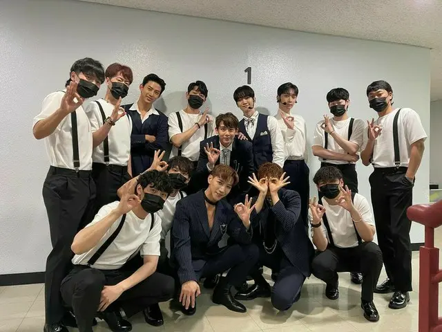 「2PM」テギョン、ダンサーと共に撮った団体写真を公開!!