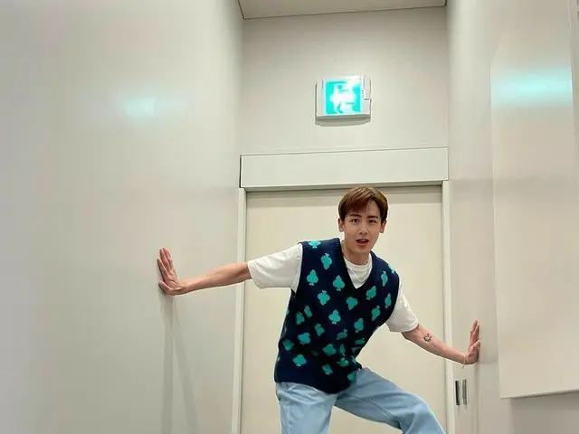「2PM」ニックン、いたずらっ子のような魅力発散…非常口ポーズ?!