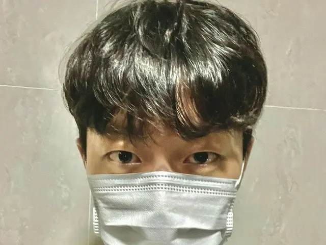 「Highlight」ユン・ドゥジュン、今日は正面から…“蒸し暑い夏健康に注意して今週も乗り越えましょう”