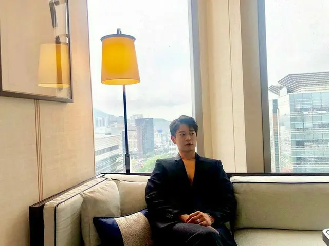 「SHINee」ミンホ、「marie claire」グラビア撮影時のビハインドカットを公開!!