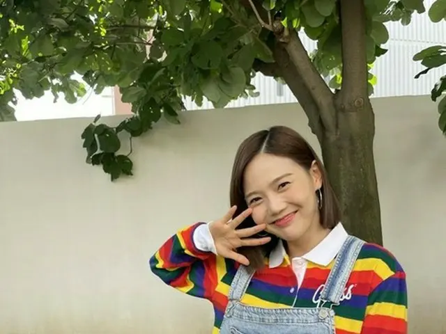 「OH MY GIRL」ヒョジョン、レトロコーデであふれる魅力を発散