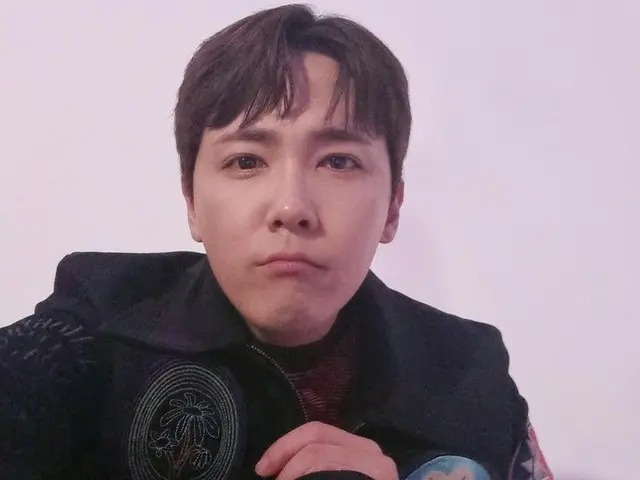 「FTISLAND」イ・ホンギ、まさか運動靴に挟んで撮影してるなんて...いつもファンを笑顔にさせる人柄に胸キュン