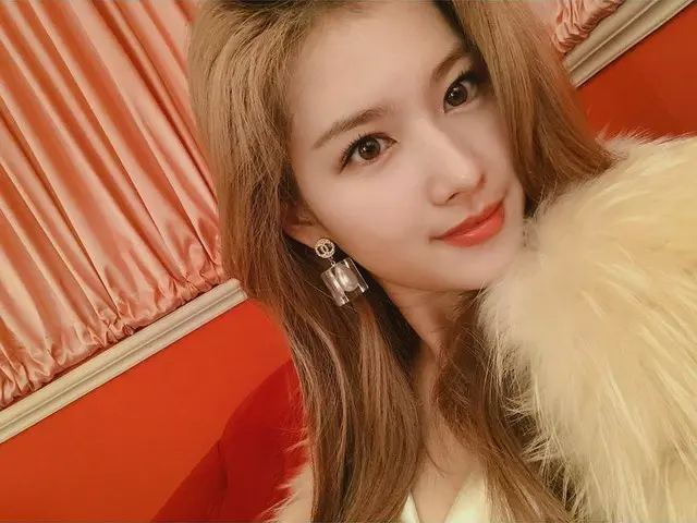 「TWICE」サナ、より磨きのかかった輝く美貌…“また新しいTWICE Worldへようこそ”
