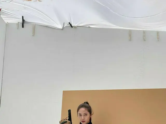 「f(x)」クリスタル、警官の制服着て銃を片手にガールクラッシュなカッコよさ爆発