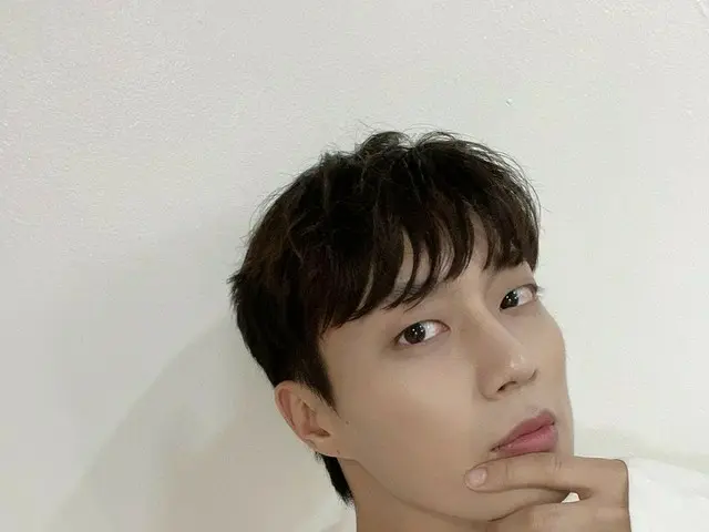 「Highlight」ユン・ドゥジュン、雨が降る日にはセルフィー…“今週もファイト”