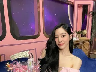 「少女時代」ティファニー、ピンクのオフショルダードレスで女神美貌