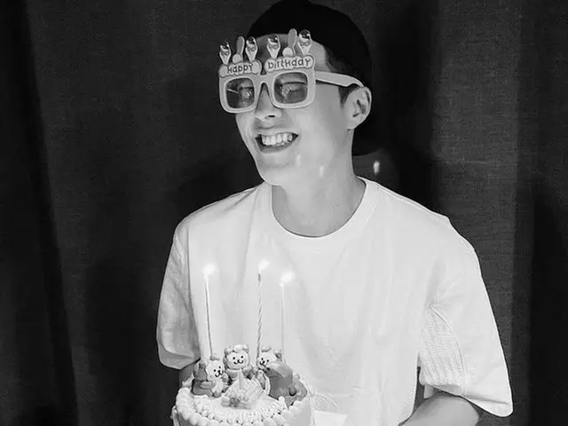 俳優チャン・ギヨン、誕生日を迎えケーキを持って明るい笑顔“感謝して愛しています”