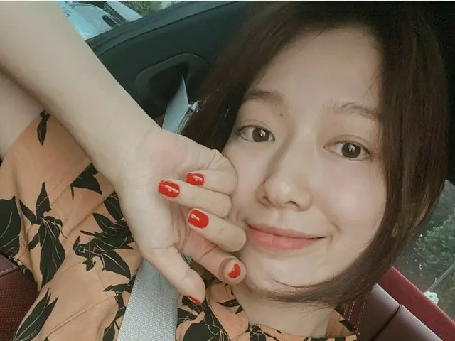女優パク・シネ、清純なのに挑発的な近況公開…真っ赤なネイルにも注目