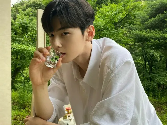 チャ・ウヌ(ASTRO)、森の中に男神降臨！広告撮影現場のビハインドカット公開