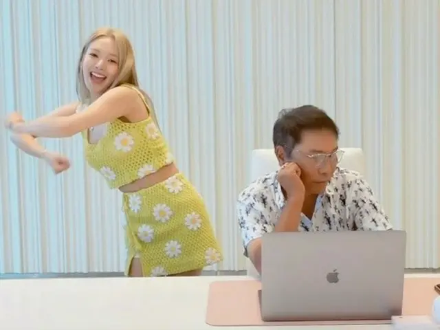 「少女時代」ヒョヨン、イ・スマンプロデューサーがなぜそこに?!…「SJ」イェソン“合成なの?”（動画あり）