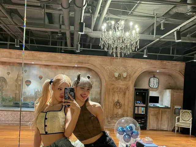「BLACKPINK」ロゼ＆リサ、一緒にミラーセルフィー…2人だから美しさも2倍
