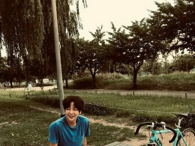 チャン・グンソク、少年のような笑顔…漢江で“自転車に乗ってみた”
