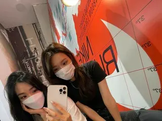 「少女時代」ティファニー＆スヨン、ぴったりくっついてミラーセルフィー…仲の良さにほっこり