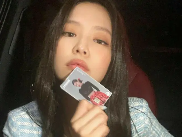「BLACKPINK」ジェニー、自身の写真入りのクレカを持ってラブリーな美貌