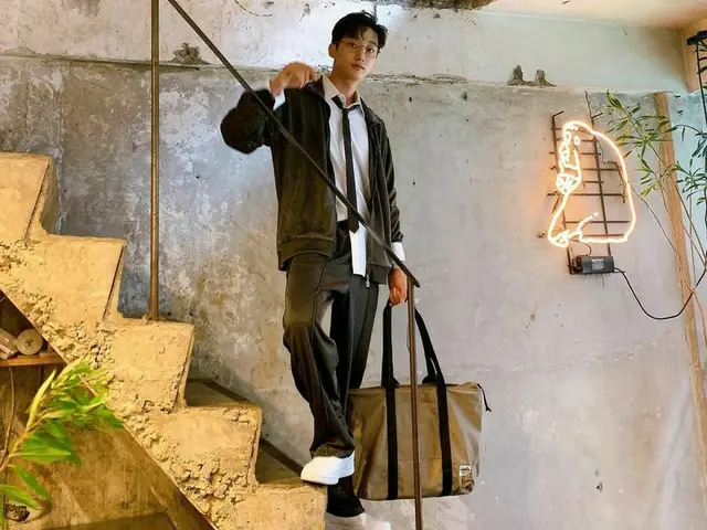 ジニョン（B1A4）、メガネにカーディガンで彼氏ショット完成
