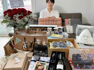 俳優ヨ・ジング、幸せな誕生日…プレゼントに囲まれて明るい笑顔^^