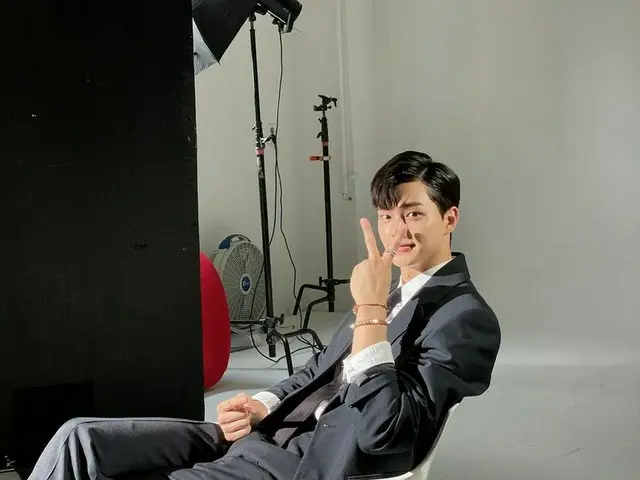 俳優ソン・ガン、グラビア撮影の間にかわいいピースにキュン❤