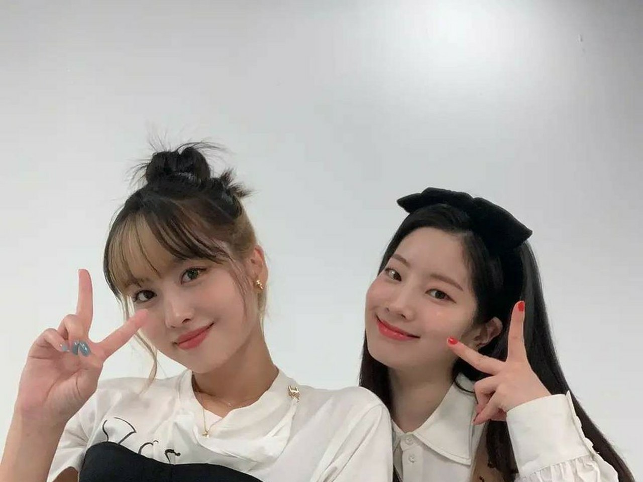 TWICE」モモ＆ダヒョン、2人でかわいいピースポーズでツーショット