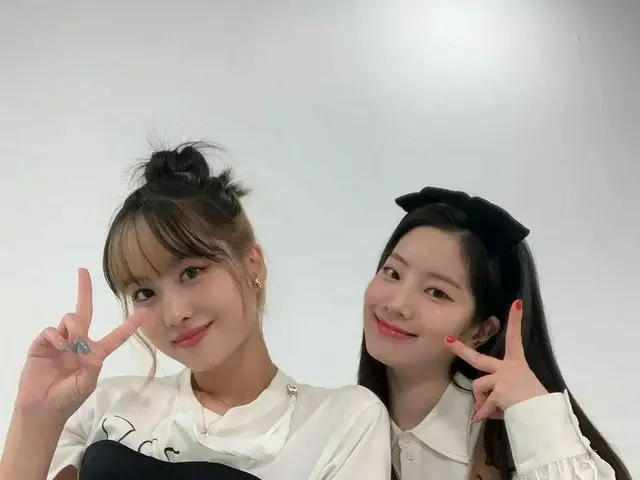 「TWICE」モモ＆ダヒョン、2人でかわいいピースポーズでツーショット