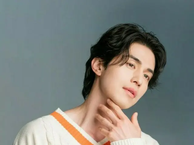 俳優イ・ドンウク、かわいいポーズから男性美あふれる姿の広告撮影現場ビハンド公開！