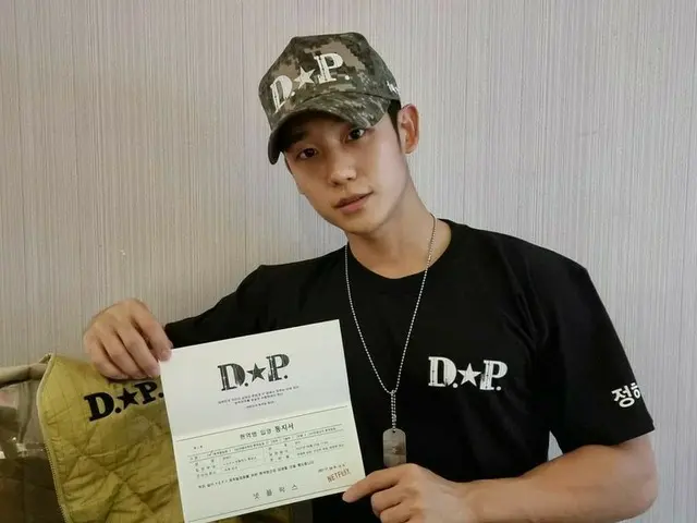俳優チョン・ヘイン、凛々しい姿にキュン❤…Netflixから贈られた「D.P.」のグッズを誇る