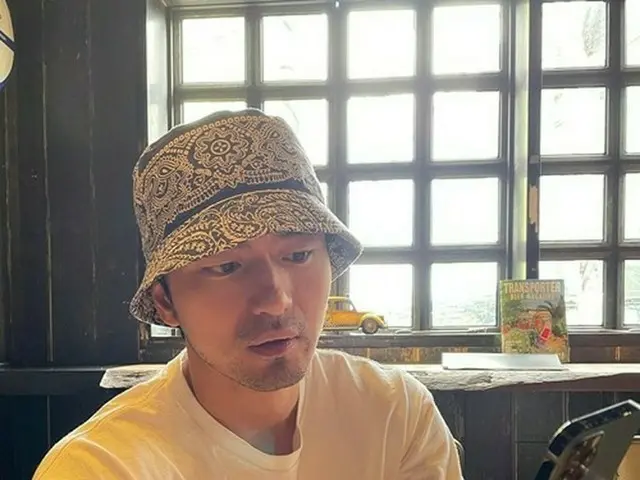 俳優イ・ジヌク、ポップでスタイリッシュな日常…バケットハットもお似合い